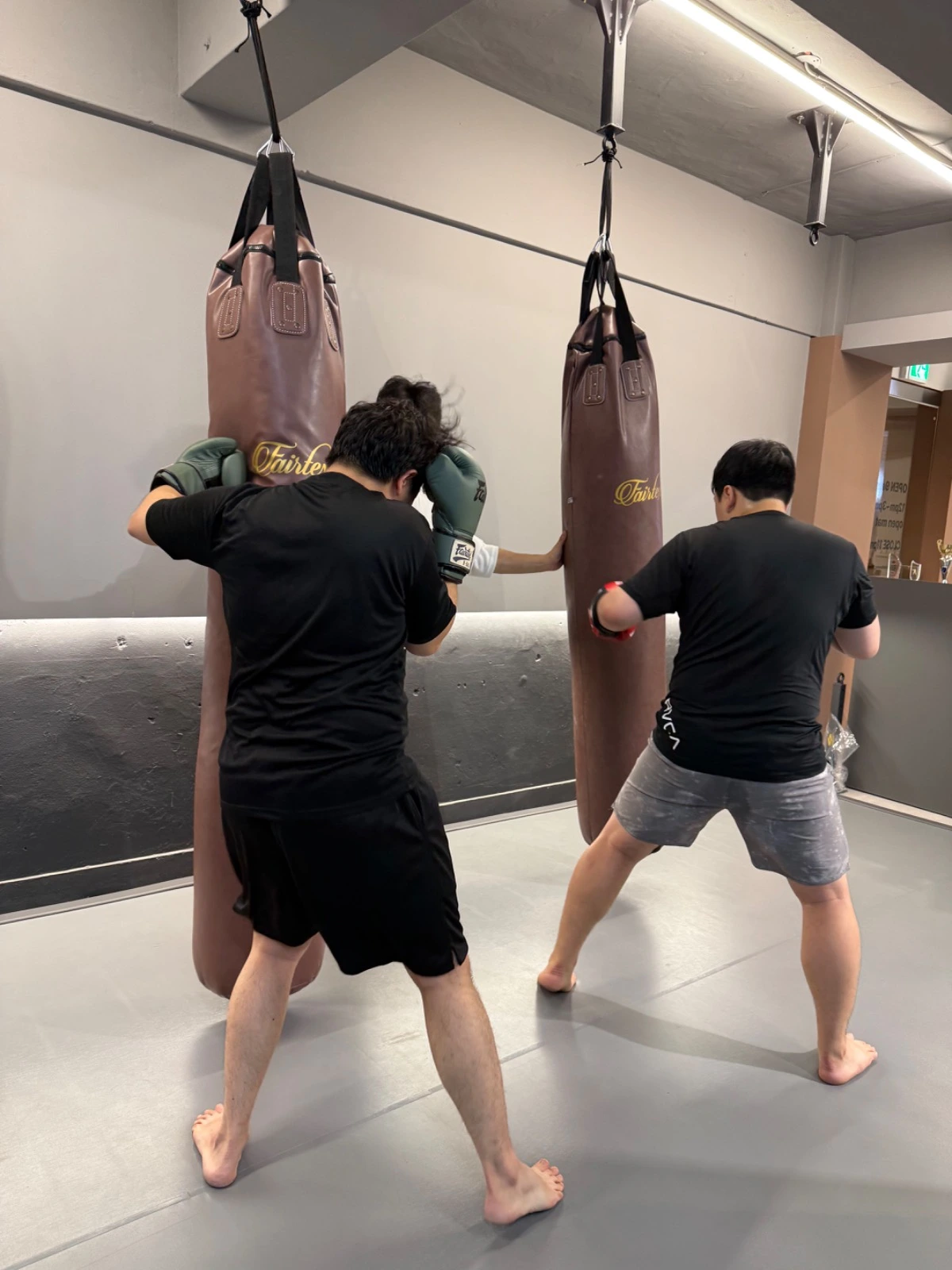 글로리 킥복싱 회원들이 샌드백 훈련을 하는 실제 수업